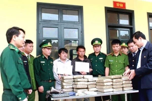 Hai người Lào chở 60 bánh cần sa vào Việt Nam tiêu thụ