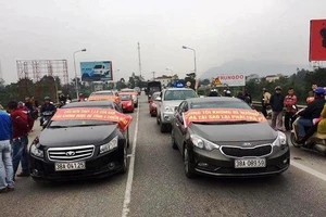 Ách tắc qua cầu Bến Thủy 1 vì dân mang xe phản đối phí