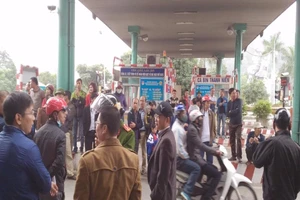 Dân bao vây cầu Bến Thủy 1 yêu cầu 'thu phí đúng luật'