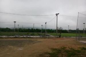 Nghi vấn người phụ nữ chết đói, rét cạnh sân bóng đá