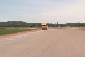 Bị thương nặng vì chiếc xe lu... lù lù bên đường