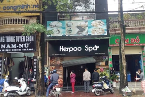 Cứu 6 người mắc kẹt trong vụ cháy nhà 3 tầng