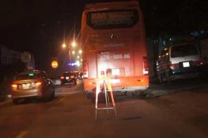 Xe gường nằm 'nằm' trên quốc lộ chờ... khách