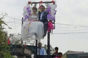 Chú rể mạo hiểm rước dâu bằng xe nâng hàng