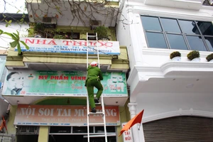 Cảnh sát cứu 4 người trong ngôi nhà 2 tầng đang cháy