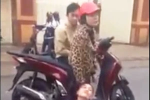 Nữ sinh lớp 10 bị đánh, nhục mạ ngay trước cổng trường