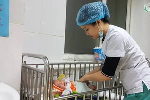 Sang hàng xóm chơi, hốt hoảng phát hiện 3 người hôn mê 