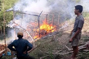 Lao vào lửa cứu sống 2 vợ chồng bị tật cùng con nhỏ