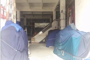 Hàng trăm tiểu thương bãi thị phản đối hợp đồng mù mờ