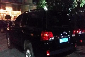 Doanh nghiệp tặng Nghệ An 2 xe Toyota Land Cruiser V8 