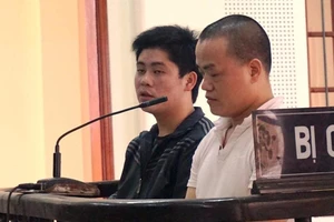 Đi thăm phạm nhân, nhân tiện buôn heroin