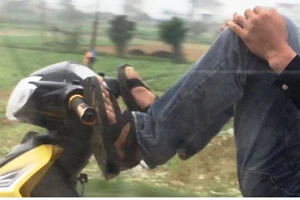 Chạy xe máy bằng chân đi ăn cưới bị phạt 14 triệu đồng