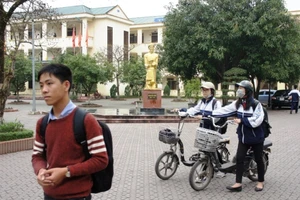 Khiển trách cô giáo bị học sinh tố trên Facebook