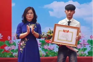 Tuyên dương nam sinh lớp 11 cứu người trong tai nạn