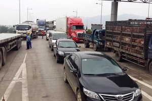 Hơn 100 ô tô mang tiền lẻ,dừng đầu cầu phản đối phí BOT