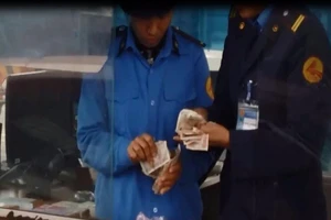 Dùng bao tiền lẻ mua vé qua cầu để...phản đối trạm BOT 