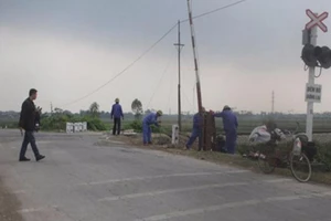 Nữ sinh lớp 10 bị tàu hoả tông rơi xuống sông, tử vong