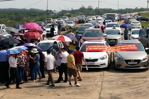 Clip: Chủ xe ký đơn tập thể đòi dời Trạm BOT Bến Thủy 1