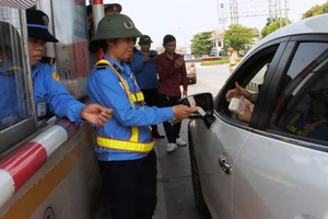Chùm ảnh: Dân mang xe hơi đi ký đơn, phản đối phí BOT