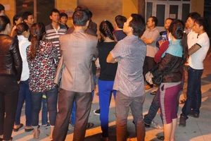 Cha ôm thi thể con đặt ở văn phòng khoa của bệnh viện