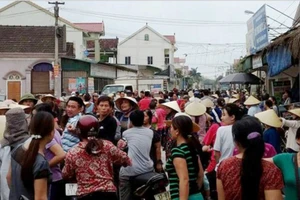 Clip: Cả làng vây bắt 1 phụ nữ vì nghi... thôi miên