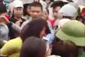 Hàng trăm người vây bắt 1 phụ nữ do hiểu nhầm