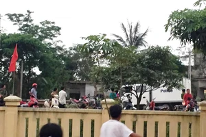 Bố ôm con bỏ chạy, dân làng truy đuổi vì nghi bắt cóc