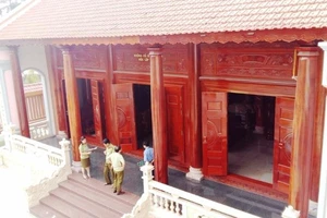 Doanh nghiệp xây nhà truyền thống, địa phương lúng túng