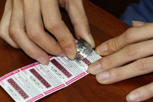 Khởi tố kẻ 'đọc' được mã thẻ cào điện thoại