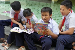 Thăm, tặng quà cho học sinh Trường Tiểu học Trường Sa