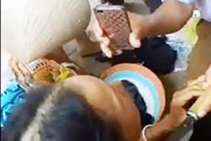 Đã thả người phụ nữ bị dân bắt dí dao tra khảo