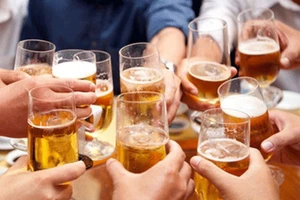 Kiểm tra cán bộ uống rượu, đi cà phê ở giờ hành chính