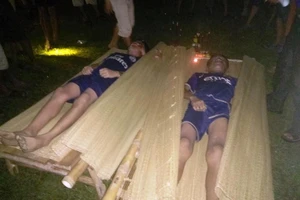 Cả làng ra sông tìm 2 anh em đuối nước