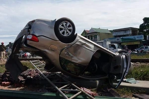 Tàu hỏa húc nát xe con, 2 người tử vong