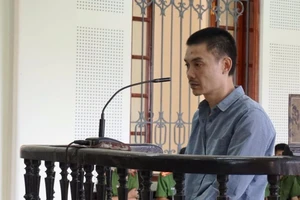 Chủ quán nhậu bắn chết người rồi cố thủ lãnh án