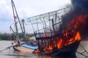 Tàu cá 7 tỉ đồng bốc cháy dữ dội khi vừa cập bến