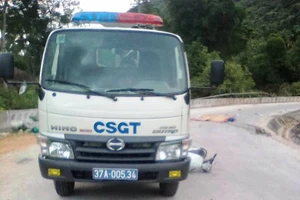 Chồng chết, vợ bị thương sau va chạm với xe CSGT