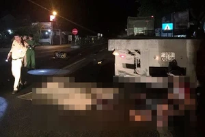 Tai nạn thảm khốc: Xe máy chở 3 tông vào đuôi rơmoóc