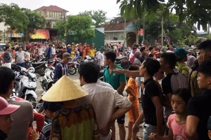 Dân vây trụ sở công an đòi xử 1 phụ nữ vì nghi bắt cóc