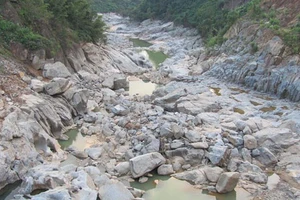 1 phụ nữ tử vong trên suối trong tình trạng khỏa thân