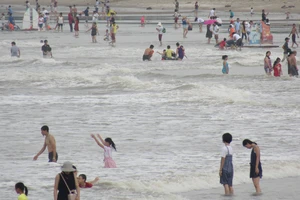 Bất chấp cảnh báo bão số 2, du khách vẫn tắm biển