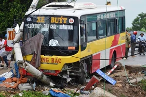 Xe buýt mất lái tông gãy cột điện, húc xe ôm xuống sông