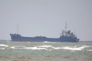 Bão đổ bộ, tàu chở 13 người mất tích trên biển