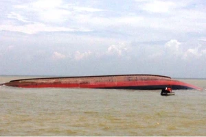 10 thợ lặn vào trong tàu VTB26 tìm người mất tích