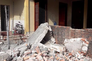 Chồng tử vong, vợ thoát chết khi tháo dỡ tường cũ