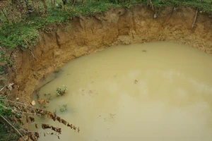 Nứt đất, sụt hố bất thường gần đường Hồ Chí Minh