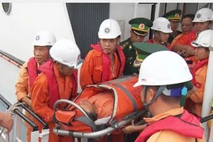 Vượt 130 km sóng dữ cứu người xuất huyết dạ dày