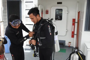 Đang trục vớt tàu 5.100 tấn lật úp, tìm 2 thuyền viên