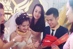 Xôn xao đám cưới trao biệt thự, xe hơi, 10 cây vàng