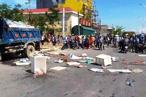 Dân chặn xe đưa 6 tấn mực thối ra đồng tiêu hủy